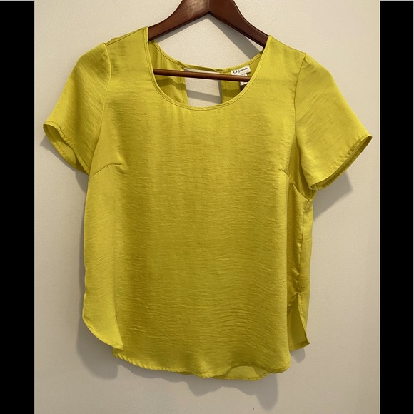 Dynamite short sleeve yellow blouse size XS - Picture 1 of 5